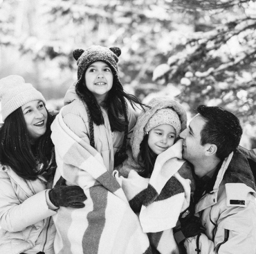 NH winter family lifestyle photography session by Birch Blaze Studios. https://birchblaze.com